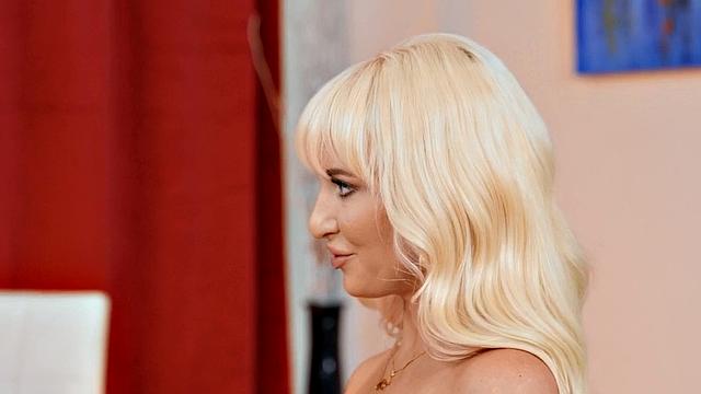 Curvy MILF sucks cock and gets doggystyled by BBC in 3some