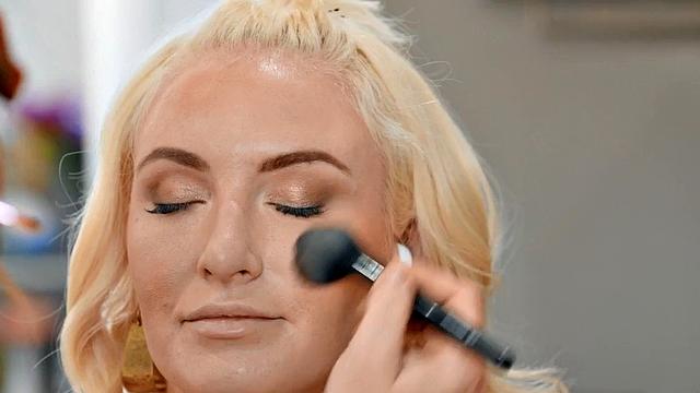 Curvy MILF sucks cock and gets doggystyled by BBC in 3some