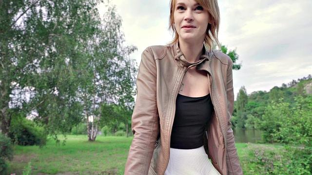 рыжая европеечка отсасывает и скачет на члене прямо на природе