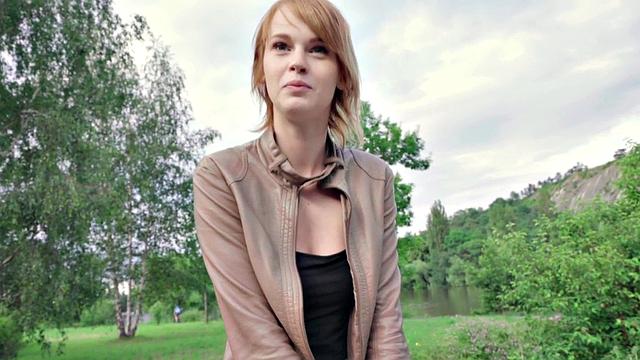 рыжая европеечка отсасывает и скачет на члене прямо на природе