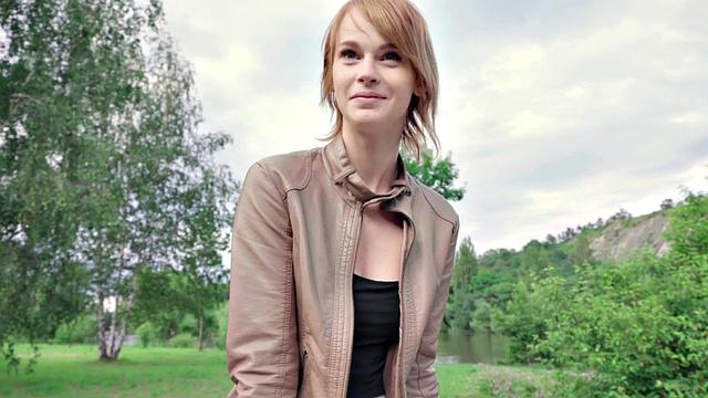 рыжая европеечка отсасывает и скачет на члене прямо на природе