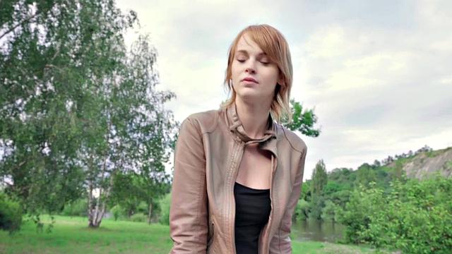 рыжая европеечка отсасывает и скачет на члене прямо на природе