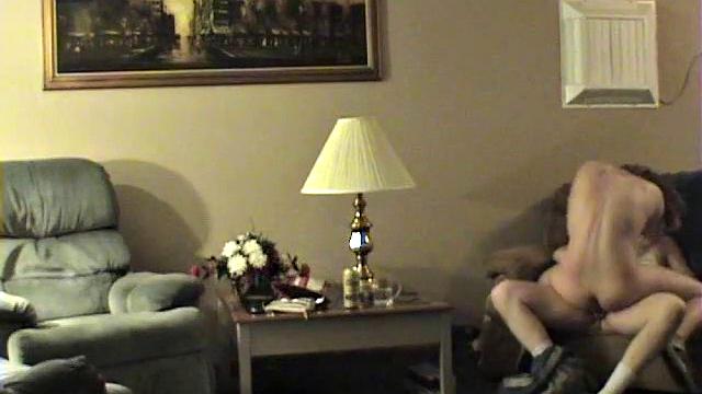 Похотливая подружка решила развлечься с другом, но забыла про скрытую камеру