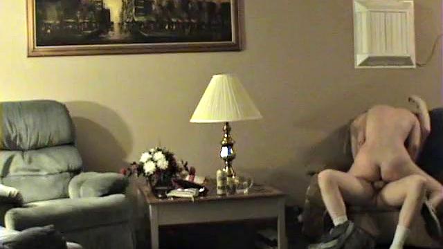 Похотливая подружка решила развлечься с другом, но забыла про скрытую камеру