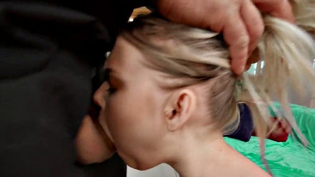 развратная шлюха с соком на губах сосёт и squirtaет на члене