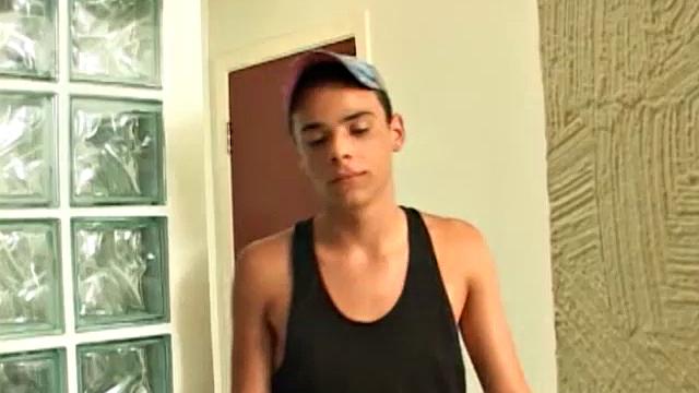 Thiago is walking home from the gym when he recognizes an old buddy he hasn't seen for a long time. Lenin is surprised to see him and the two buddies head to Thiago's place to re-live some old bareback memories.