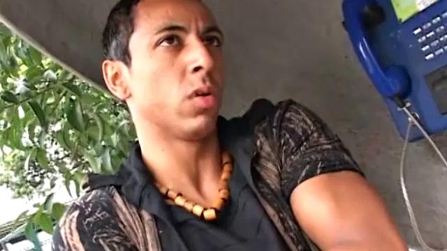 Thiago is walking home from the gym when he recognizes an old buddy he hasn't seen for a long time. Lenin is surprised to see him and the two buddies head to Thiago's place to re-live some old bareback memories.