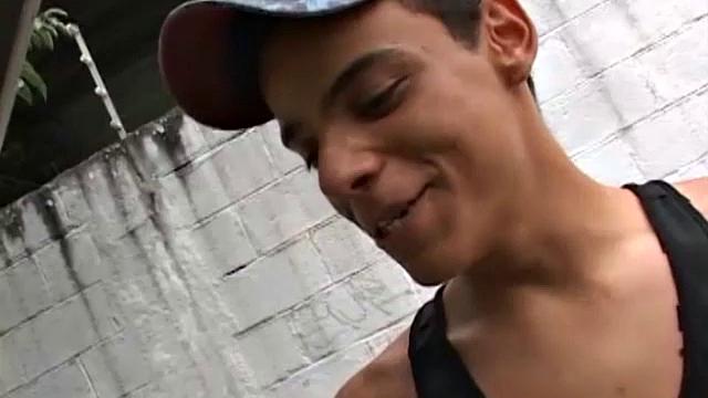 Thiago is walking home from the gym when he recognizes an old buddy he hasn't seen for a long time. Lenin is surprised to see him and the two buddies head to Thiago's place to re-live some old bareback memories.