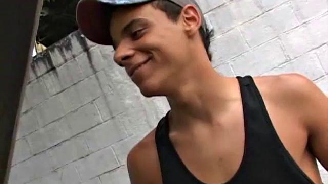 Thiago is walking home from the gym when he recognizes an old buddy he hasn't seen for a long time. Lenin is surprised to see him and the two buddies head to Thiago's place to re-live some old bareback memories.