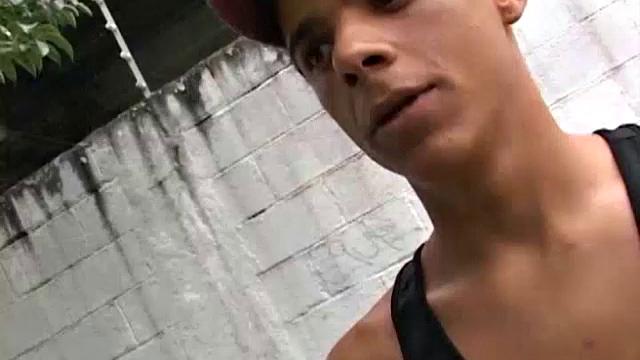 Thiago is walking home from the gym when he recognizes an old buddy he hasn't seen for a long time. Lenin is surprised to see him and the two buddies head to Thiago's place to re-live some old bareback memories.