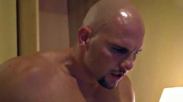 смотри, как hunter paige заглатывает огромный член в жопу