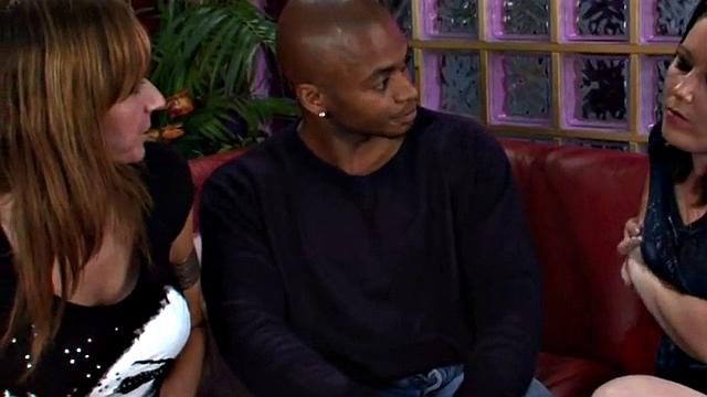 британские госпожи прикалываются над мелким членом в тройничке