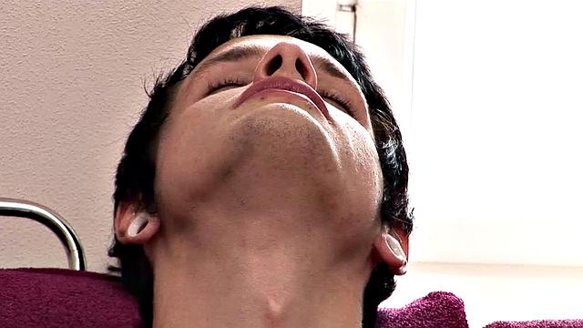 Patrik Sweet жадно принимает толстый член Brat Gonota без резинки