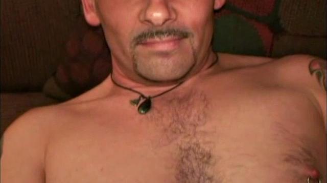 робу дрочит зрелая шлюшка и доводит до конца