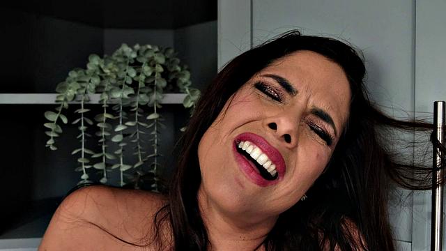 Una is Hot in the Kitchen