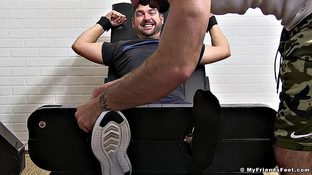 Рики щекочет Джеймса в этой сцене