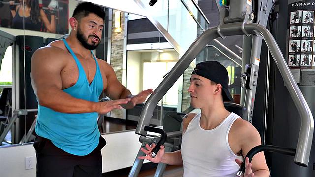 Naive straight guy ravaged at the gym