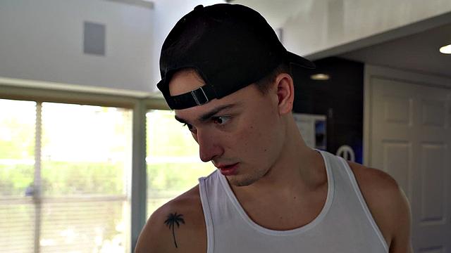 Naive straight guy ravaged at the gym