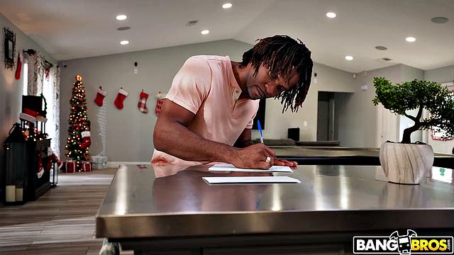 Санта отправил Зои Синн порадовать Джея Бангерa горячим сексом у ёлки.