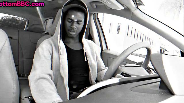 Outdoor Black bottom pounded by white guy for cash