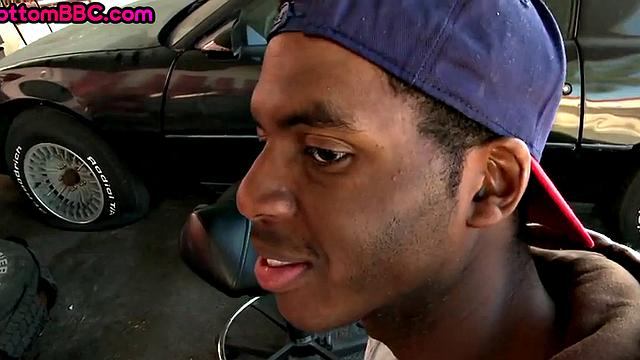 Outdoor Black bottom pounded by white guy for cash