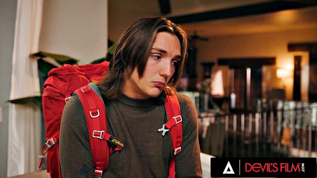 Лорен Филлипс ловит пасынка за дрочкой и не упускает шанс развлечься по-взрослому с большим бюстом.