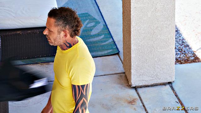 соседка утешает парня после ссоры с девушкой