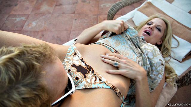 зрелая блондинка забыла про купальник и устроила движ у бассейна