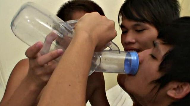 Skinny Asian pissing and giving heads in threeway