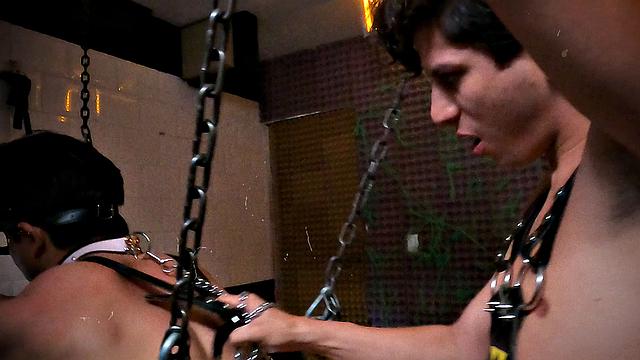 Смотри, как Рагел и Виктор жёстко играют в кожаном бондаже