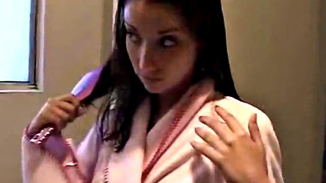 татуированная брюнетка дрочит пальцами в ванной