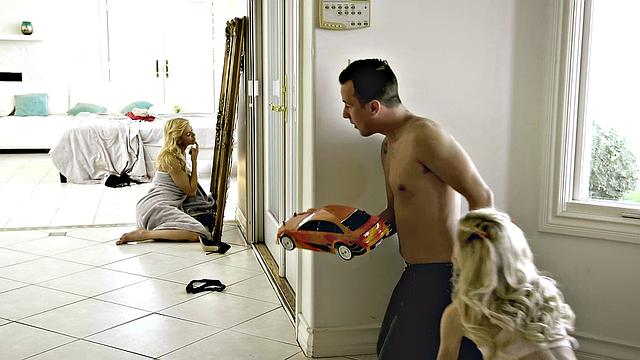 татуированная милфа и ковбойша устраивают жаркий тройничок