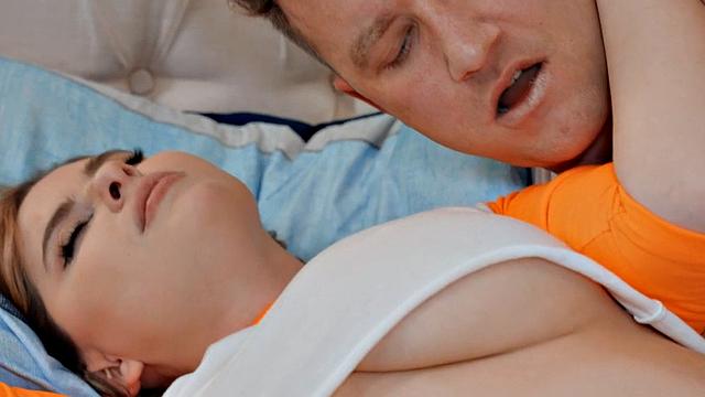 Рыжая зрелая и татуированная пышка трахаются втроём