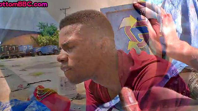 чёрный пассив подцеплен и оттрахан на улице