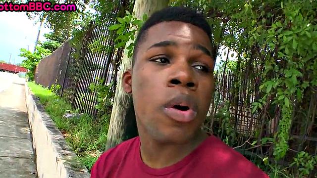 чёрный пассив подцеплен и оттрахан на улице