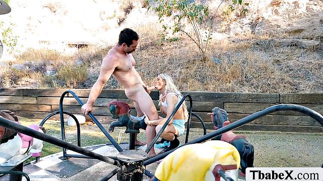 Fucking TS hitchhiker while stopping in the park