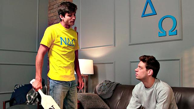 смотри как худой волосатый парень берет член без гондона раком