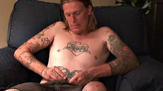 Кори дрочит и кончает на камеру