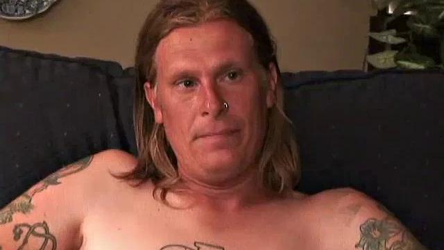 Кори дрочит и кончает на камеру