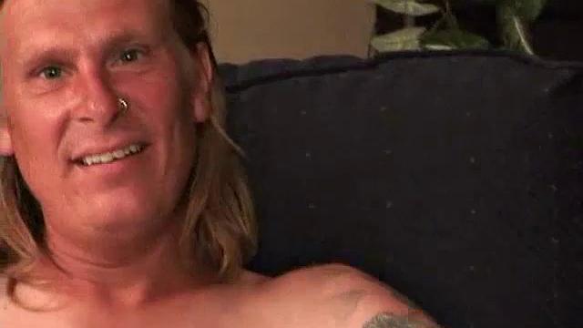 Кори дрочит и кончает на камеру