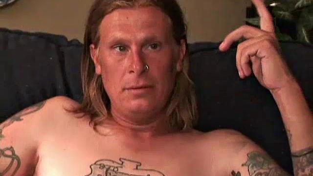 Кори дрочит и кончает на камеру