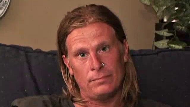 Кори дрочит и кончает на камеру