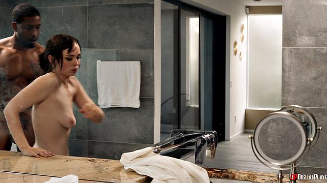 официантка решила трахнуть копа прямо на смене