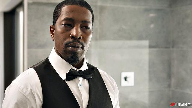 официантка решила трахнуть копа прямо на смене