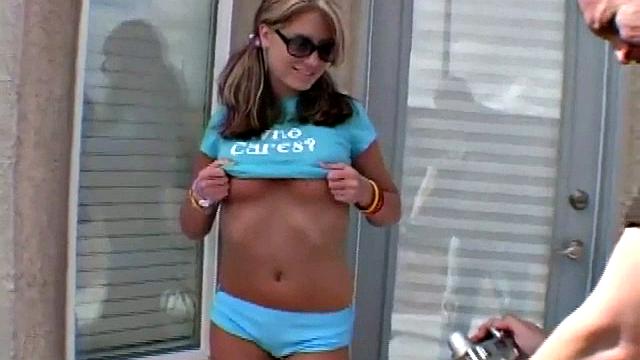 Келли раздевается и шутит во время озорной фотосессии