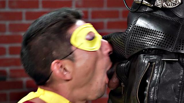 Bottom IR barebacked by hunk in leather costume