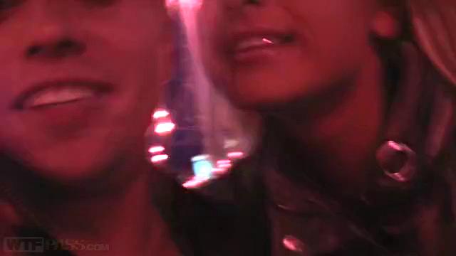 Вывел девушку в сетке на свежий воздух и не упустил шанс перетрахать прямо на улице.