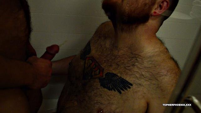 бородатый мишка лижет жопу и трахается без гондона, кончает внутрь