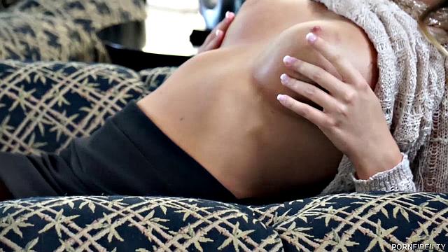 Алексис Адамс сразу показывает, что кровать - не для сна