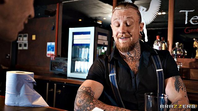 Брюнетка трахается на барной стойке и получает сперму на лицо